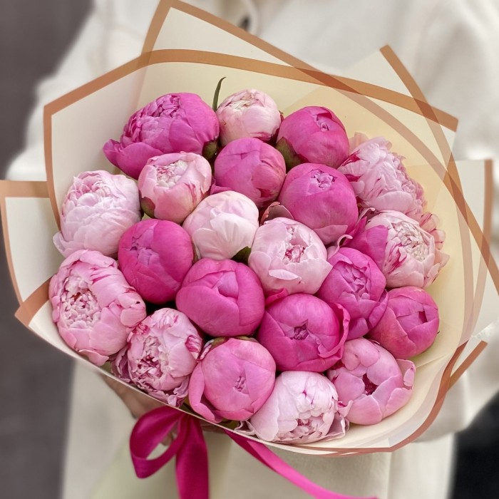 Розовый микс из 21 пиона